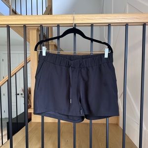 Lululemon On the Fly Woven Mid-Rise Short 2.5"